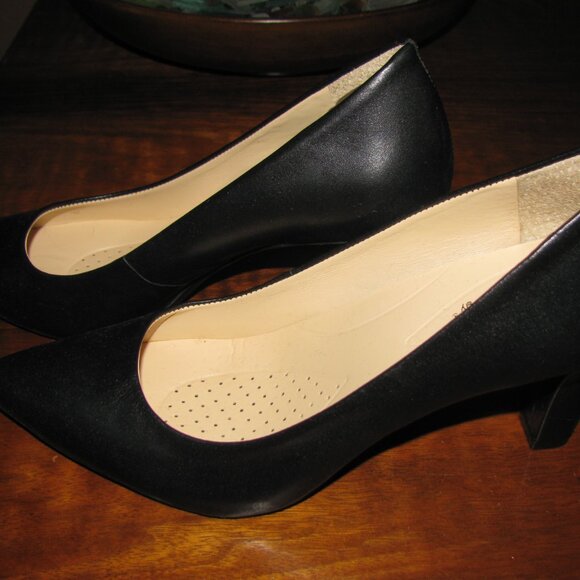 NEW- LEATHER BLACK PUMPS - SIZE 9 - Picture 2 of 3